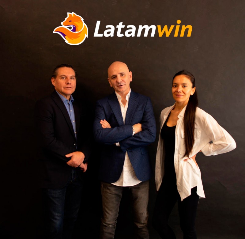 En la foto se encuentran de izquierda a derecha: Cristhian Vrasgas, BDM de Latamwin, Wilfred Adelsdorfer, CEO de Latawin, Francisca Vidal, Gerente de Operaciones de Latamwin